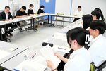 平井知事（左）に意見を発表する高校生たち＝１１日、米子市橋本の米子高