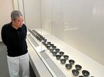  展示された「備前焼油滴天目茶碗」を眺める高橋さん＝日南町霞の日南町美術館 
