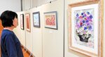 個性豊かな押し花絵が並ぶ会場