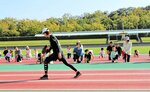 児童らに正しいフォームなどを伝える是沢さん（手前）