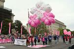 　ワシントンの大通りで行われた「全米桜祭り」のパレード＝１２日（共同）