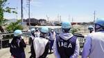 　処理水移送配管を視察するＩＡＥＡの調査団＝２８日、東京電力福島第１原発構内（東電提供）