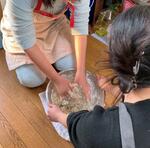 　佐賀県にある子どもシェルターで料理をする利用者の女性（奥）ら（佐賀子どもシェルターばるーん提供）