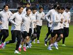 　サッカーＷ杯アジア最終予選のオーストラリア戦に向け、調整する佐野航（左から２人目）と佐野海（右から３人目）ら日本代表＝パース（共同）