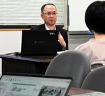 独占禁止法などについて解説する唐沢支所長＝１９日、鳥取市湖山町南４丁目の鳥取大