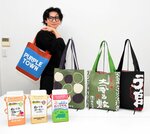 地元企業のロゴや商品パッケージのデザインを取り入れたニットバッグとポシェット＝４月２３日、倉吉市中江のバルコス本社
