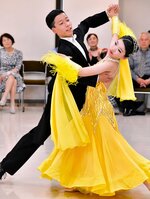 ダンスを披露する浜田さん（左）と田中さん（右）