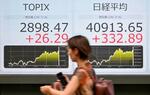 　東証株価指数（ＴＯＰＩＸ）と日経平均株価を示すモニター。ともに終値としての史上最高値となった＝４日午後、東京都中央区
