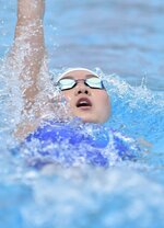 女子１００㍍背泳ぎ決勝　県記録や大会記録に迫るタイムで優勝した上杉凛＝県営東山水泳場