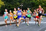 一斉に走り出す１区のランナー＝東郷運動公園周回コース