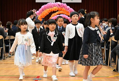 入学式 先輩ママの経験談も！娘も息子も“最幸”に輝く「大学入学式スーツ ...