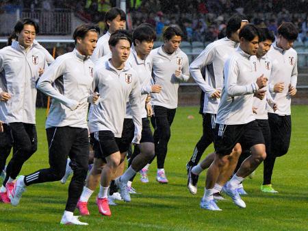 　サッカーＷ杯アジア最終予選のオーストラリア戦に向け、調整する佐野航（左から２人目）と佐野海（右から３人目）ら日本代表＝パース（共同）