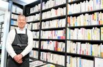「地域の読書家から愛される場所に」と話す米原さん＝２日、倉吉市南昭和町のエスキース店内