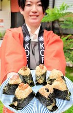 但馬の食材をふんだんに使ったおにぎりをＰＲする小舟さん＝７日、新温泉町居組