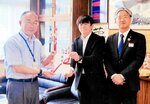 北村校長（左）に目録を渡す千馬社長