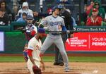 　フィリーズ戦の３回、空振り三振に倒れたドジャース・大谷。投手サンチェス＝フィラデルフィア（共同）