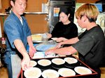 小皿に次々と盛り付けられる打ちたての新そば＝６日、豊岡市出石町のそば店