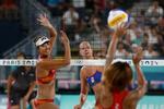 　ビーチバレー女子１次リーグで、オランダのペアと対戦する長谷川暁子（左）、石井美樹組＝３０日、パリ（ロイター＝共同）