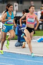 　女子８００メートル予選　力走する久保凜（右）＝亀尾（共同）