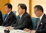 　東京電力福島第１原発事故に伴う除染土の再利用や県外処分の実現を目指し、開かれた閣僚会議で発言する林官房長官（中央）＝２７日午前、首相官邸