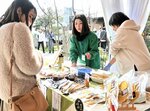サツマイモを使った商品を販売し、魅力をアピールした交流会のマルシェ