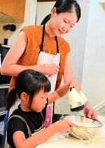 お菓子教室に参加した親子連れ