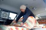 　キャンピングカーの車内を整理する中川生馬さん＝石川県穴水町