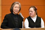 講演会で話をする金澤泰子さん（左）と翔子さん＝２０１９年４月７日、倉吉市