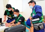 通信の確認をするＤＭＡＴ隊員＝１３日、倉吉市山根の社会医療法人仁厚会の在宅医療福祉センター
