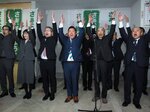 ３選を決め支援者らと万歳する竹口さん（中央）＝１３日午後９時１０分、大山町西坪