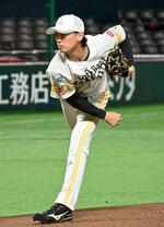 　投球練習をするソフトバンク・大津＝みずほペイペイドーム