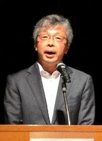 あいさつする井上理事長＝１４日、湯梨浜町のハワイアロハホール