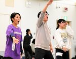 真剣な表情で稽古に取り組む喜田さん（左）ら