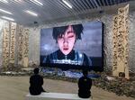 　ルー・ヤン「ＤＯＫＵ（独）」シリーズ。明るい場所でもクリアな映像を鑑賞できるＬＥＤパネルで上映＝東京・六本木の森美術館（提供写真）
