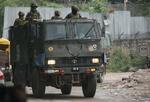 　８日、インドのジャム・カシミール州ウリで、警戒に当たるインド軍の車両（ゲッティ＝共同）