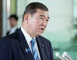 　トランプ米大統領との電話会談後、記者団の取材に応じる石破首相＝２３日午後、首相官邸