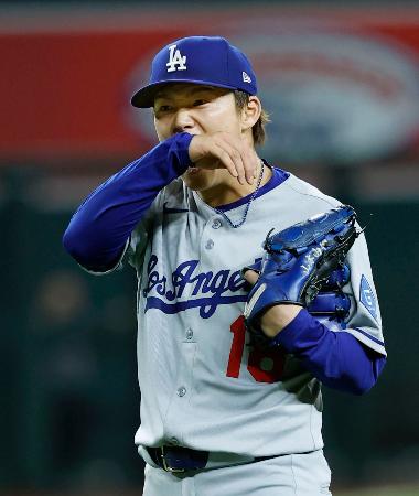 　ダイヤモンドバックス戦の４回、モレノに満塁本塁打を浴び、厳しい表情のドジャース・山本＝フェニックス（共同）