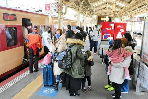 国鉄色の特急やくもから次々と出てくる帰省客＝２９日、鳥取県米子市のＪＲ米子駅