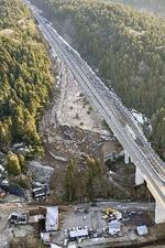 　能登半島地震で崩れた、原発事故時の避難道路＝２０２４年１月、石川県穴水町