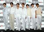 　日本デビューを発表し笑顔の「ＮＥＸＺ」。（左から）ＹＵ、ＨＡＲＵ、ＳＯ　ＧＥＯＮ、ＴＯＭＯＹＡ、ＹＵＫＩ、ＨＹＵＩ、ＳＥＩＴＡ＝１４日、東京都港区