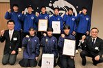 全国大会での活躍を誓う、スーパーウェーブスとシャイニーウェーブスの選手ら＝１６日、鳥取市役所
