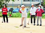 【視線の先は】日頃の練習の成果を出すべく、目指すはホールインワン（グラウンドゴルフ・小代中グラウンド）