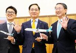 米子―ソウル便の週５往復化を平井知事（右）に報告したエアソウルの金代表（中央）＝１８日、知事公邸