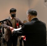 賞状を受け取る村川さん（左）
