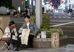 　名古屋駅前の路上で、「聞き屋」として人の話に耳を傾ける水野怜恩さん（仮名）＝２０２４年４月