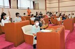 村政について質問する児童ら＝５日、日吉津村役場議場