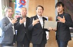  河森氏が手がけたアニメのポーズを決める河森氏（右）と平井知事（中央）と山根社長（左から２人目）ら＝１７日、鳥取県庁 