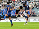 決勝・米子北―鳥取城北　米子北は前半３１分に右クロスを仲田（中央）が頭で合わせて先制する＝Ａｘｉｓバードスタジアム