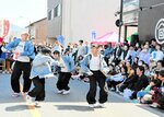切れのあるダンスを披露する出演者ら＝７日、倉吉市明治町の打吹回廊