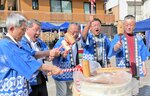 威勢良く　 関係者らが鏡開きすると辺りに酒の香りが漂った 